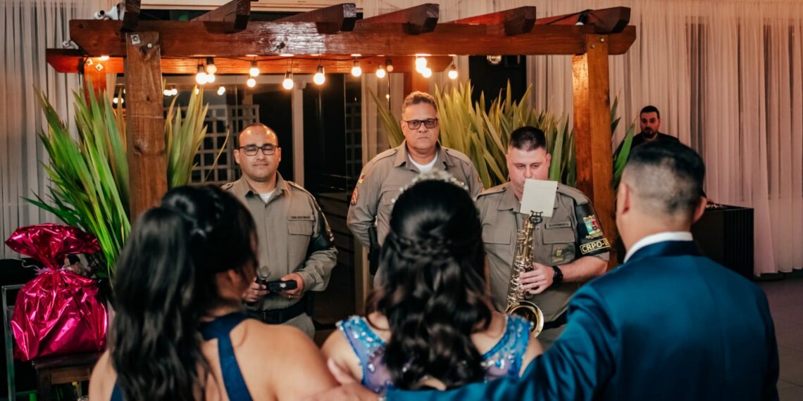 Debutante recebe visita surpresa da BM na sua festa em Campo Bom