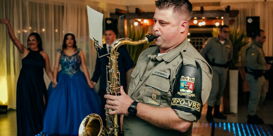 Debutante recebe visita surpresa da BM na sua festa em Campo Bom