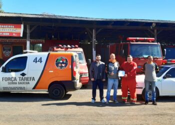 Bombeiros voluntários recebem doação de um veículo em Araricá