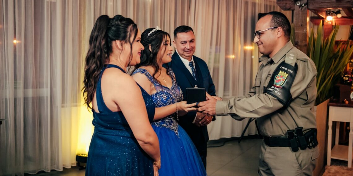 Debutante recebe visita surpresa da BM na sua festa em Campo Bom