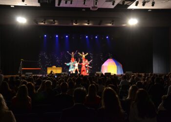 Comemoração de 10 anos do Repercussão reúne centenas de clientes e tem show do Grupo Tholl