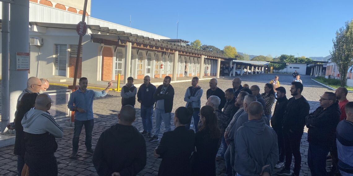 Funcionários da Paquetá cobram empresa para regularização do pagamento dos salários