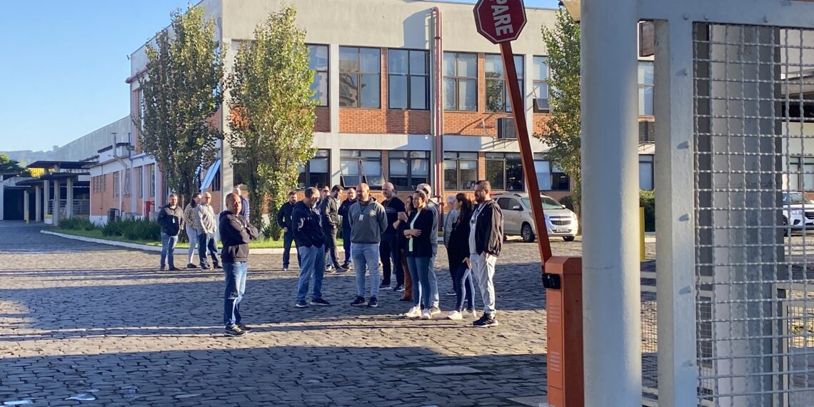 Funcionários da Paquetá cobram empresa para regularização do pagamento dos salários