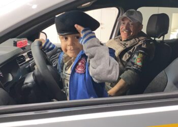 Paixão pela polícia ajuda menino na luta contra o câncer em Campo Bom