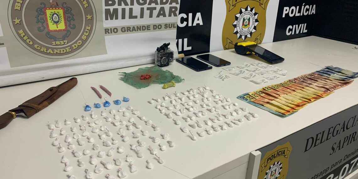 Dupla é presa com drogas, dinheiro e equipamentos eletrônicos em bar de Sapiranga