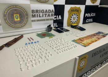 Dupla é presa com drogas, dinheiro e equipamentos eletrônicos em bar de Sapiranga
