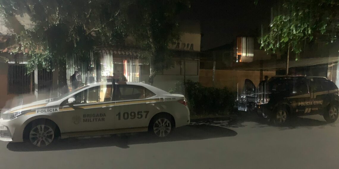 Dupla é presa com drogas, dinheiro e equipamentos eletrônicos em bar de Sapiranga