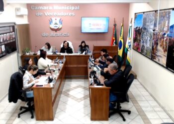 Curso de Libras ao magistério e aos servidores conduz sessão em Araricá