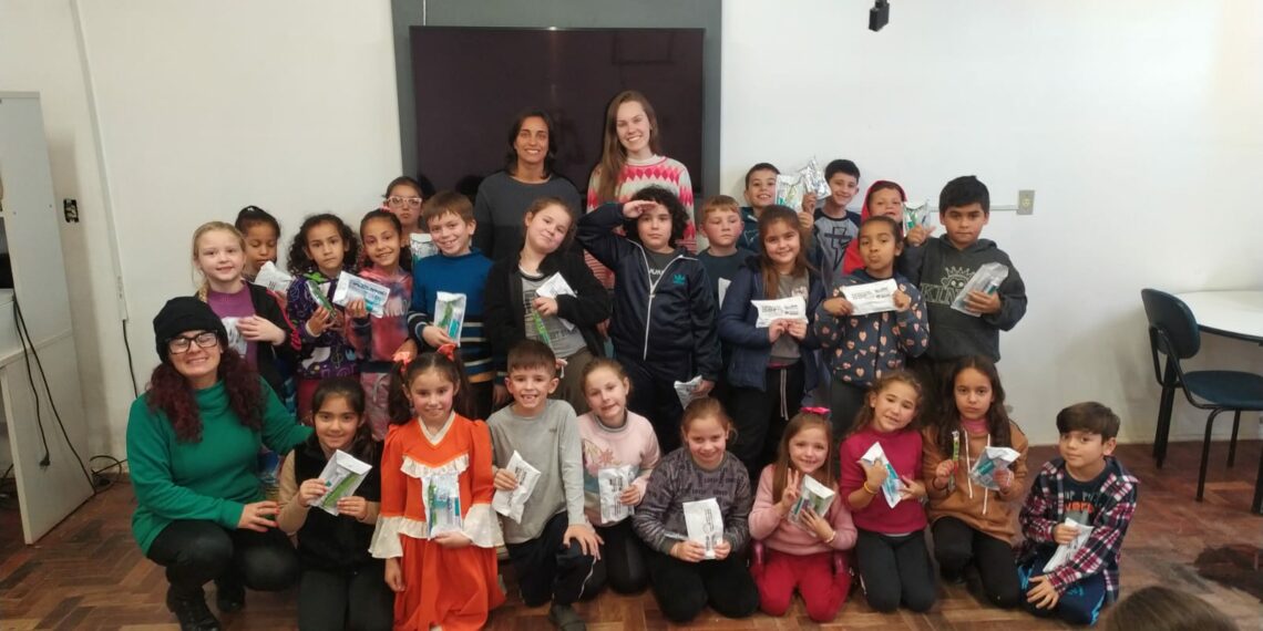Programa Saúde na Escola entrega kits de saúde bucal para alunos da rede municipal de Nova Hartz