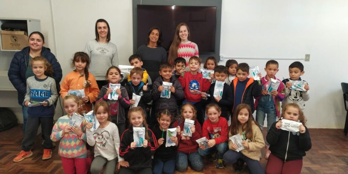 Programa Saúde na Escola entrega kits de saúde bucal para alunos da rede municipal de Nova Hartz