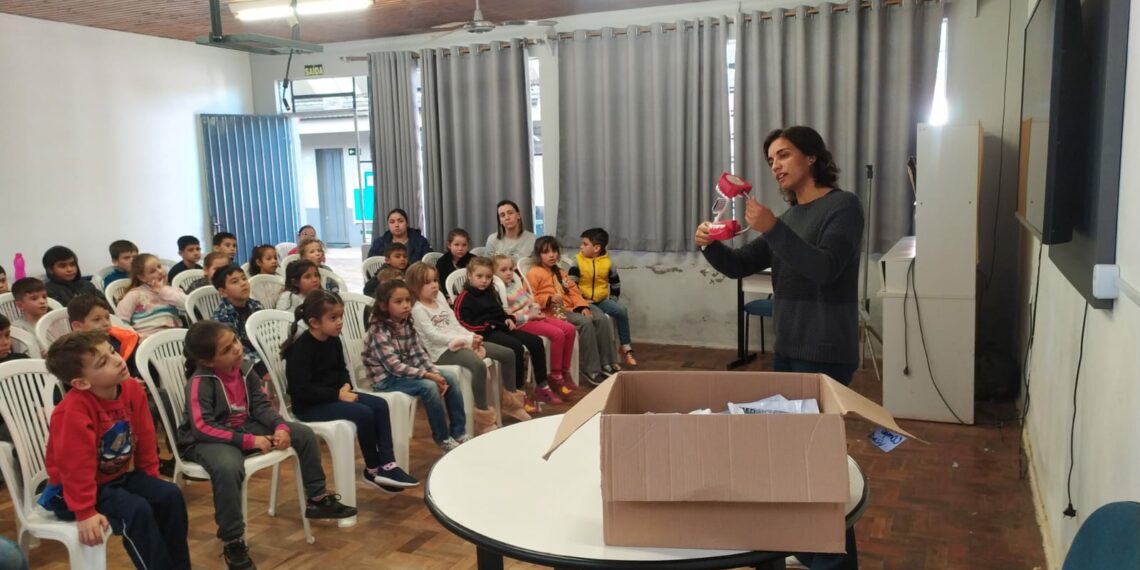 Programa Saúde na Escola entrega kits de saúde bucal para alunos da rede municipal de Nova Hartz