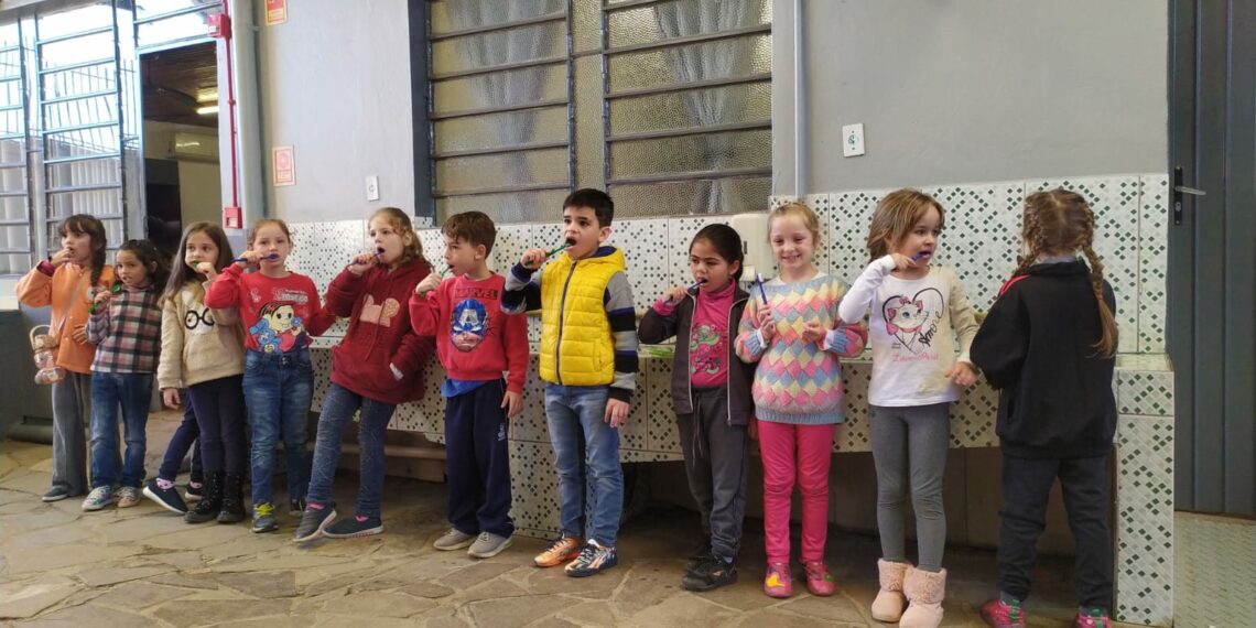 Programa Saúde na Escola entrega kits de saúde bucal para alunos da rede municipal de Nova Hartz