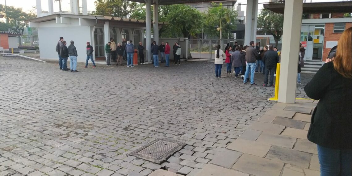 Funcionários voltam a protestar no portão de acesso da Paquetá