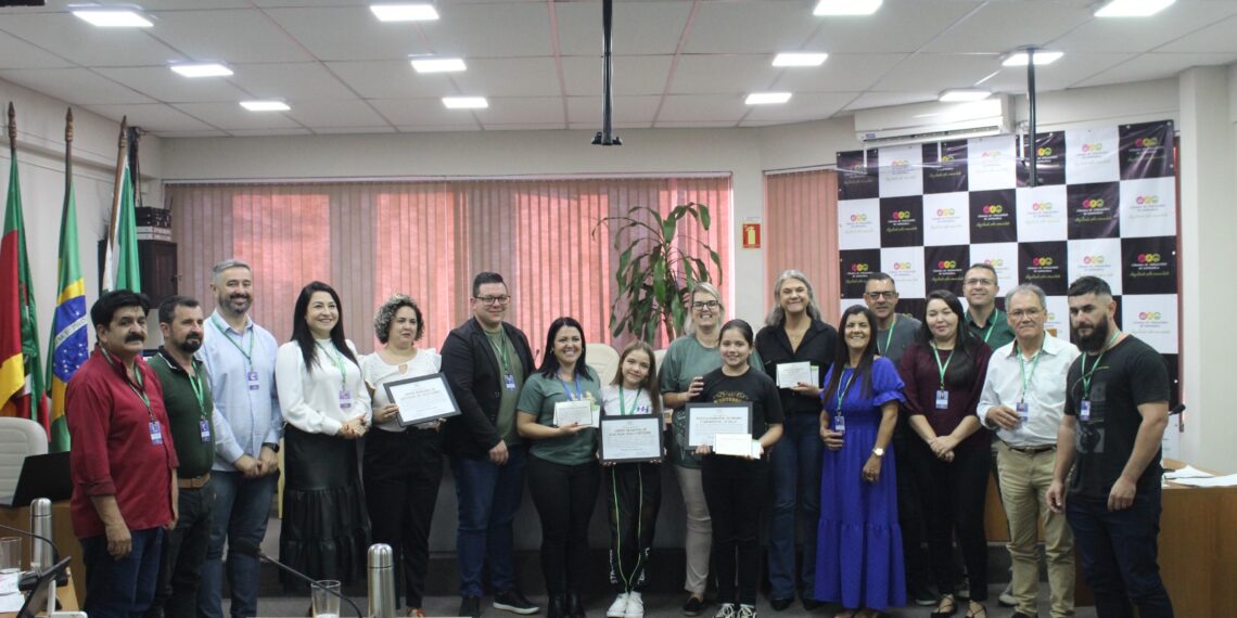Vereadores de Sapiranga prestam homenagem a alunos e bombeiros