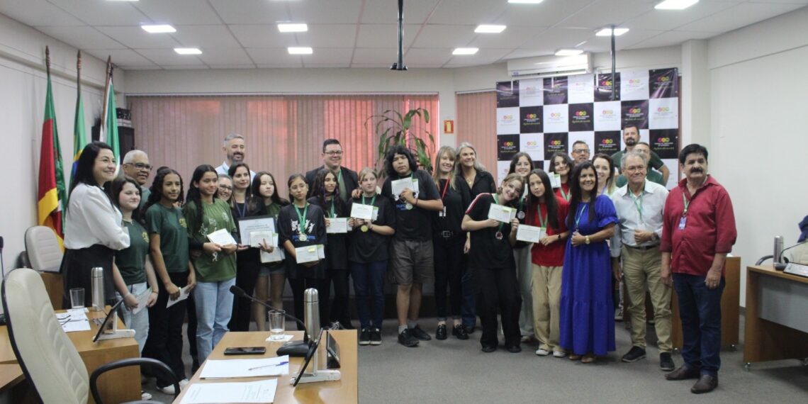 Vereadores de Sapiranga prestam homenagem a alunos e bombeiros