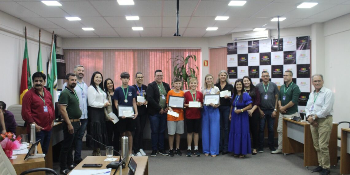 Vereadores de Sapiranga prestam homenagem a alunos e bombeiros