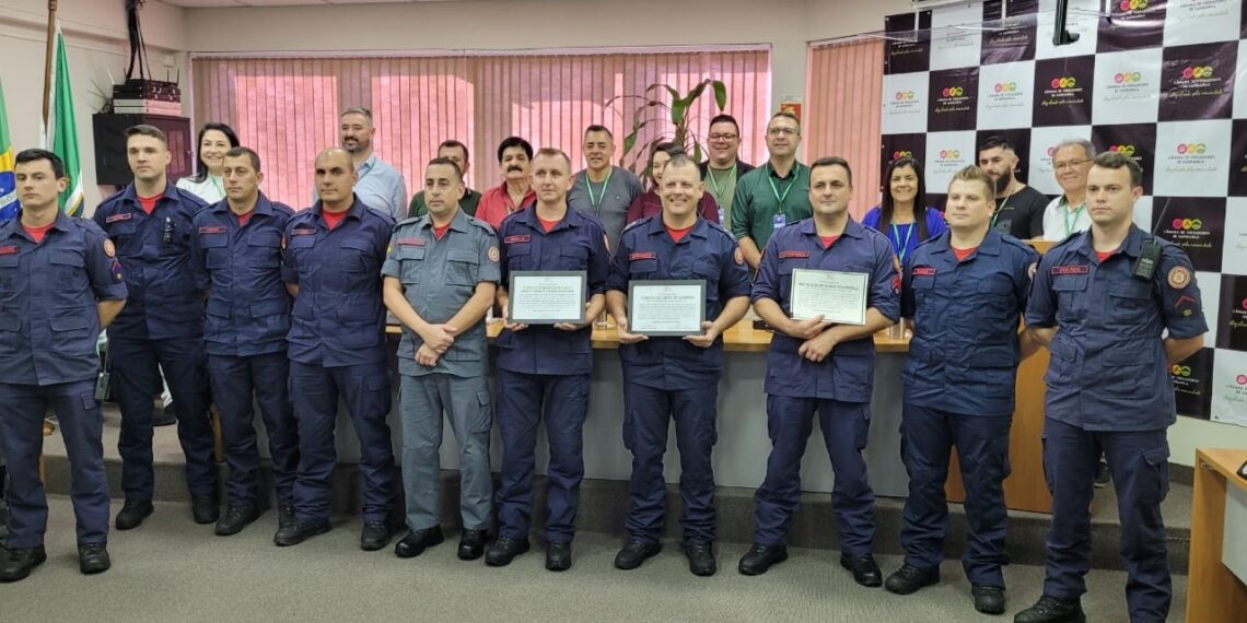 Vereadores de Sapiranga prestam homenagem a alunos e bombeiros