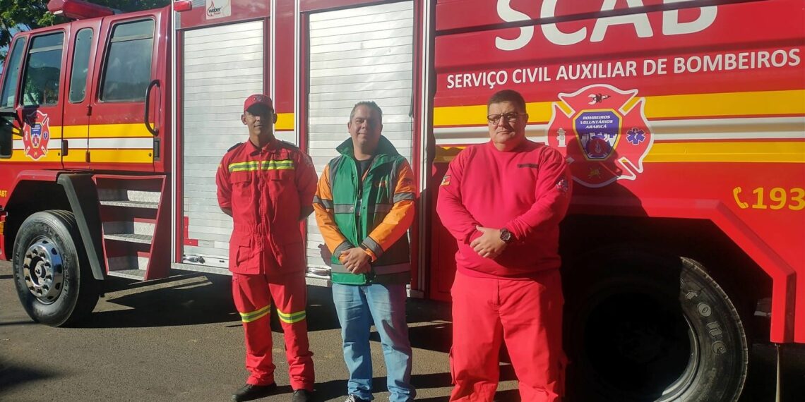 Caminhão de bombeiros doado pela Prefeitura de Sapiranga é entregue em Araricá
