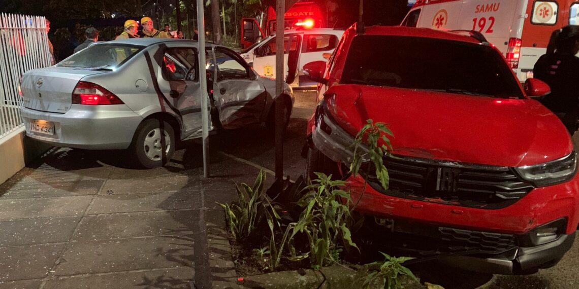 Colisão entre dois carros deixa duas pessoas feridas em Sapiranga