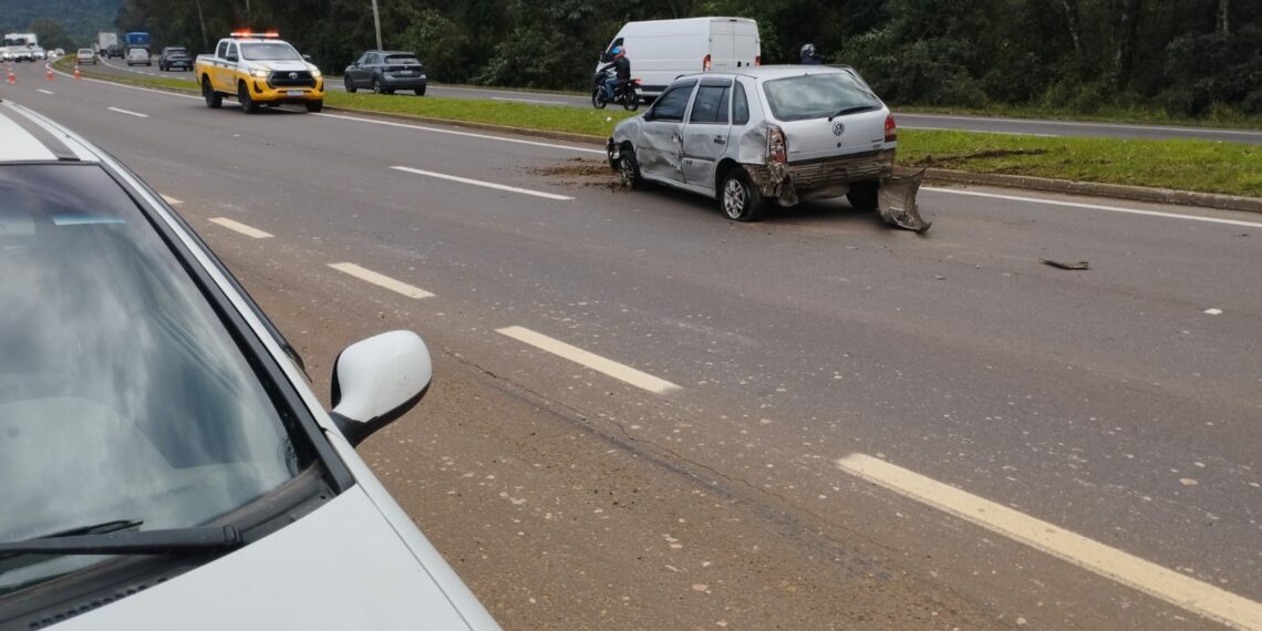 Acidente de trânsito envolvendo dois veículos e um caminhão é registrado na RS-239