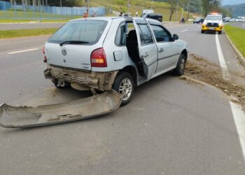 Acidente de trânsito envolvendo dois veículos e um caminhão é registrado na RS-239