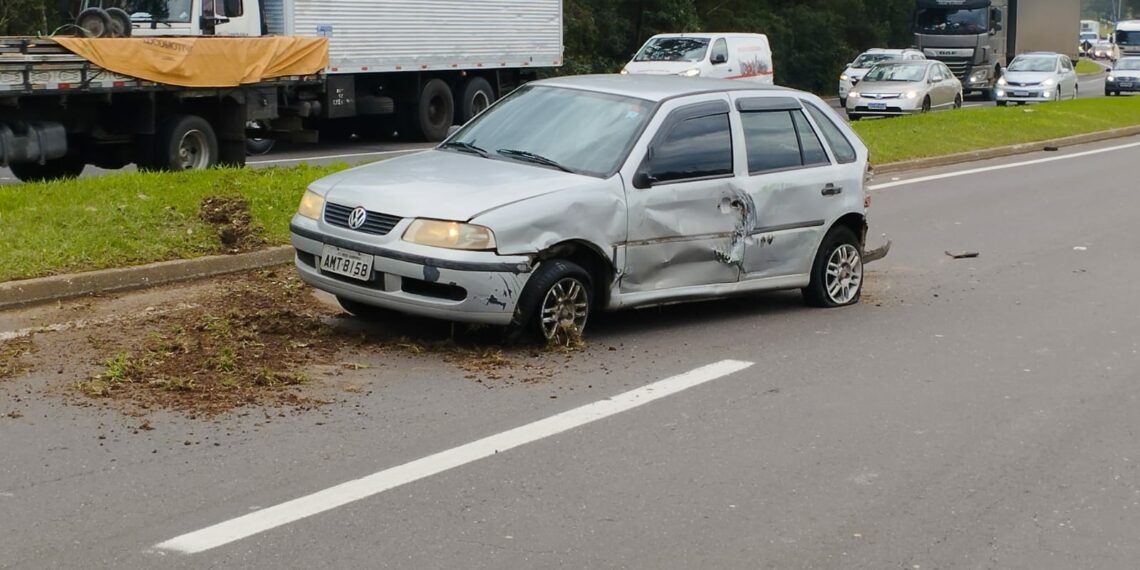 Acidente de trânsito envolvendo dois veículos e um caminhão é registrado na RS-239