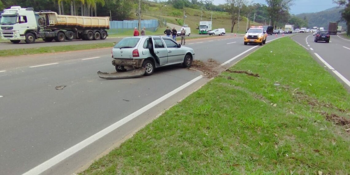 Acidente de trânsito envolvendo dois veículos e um caminhão é registrado na RS-239