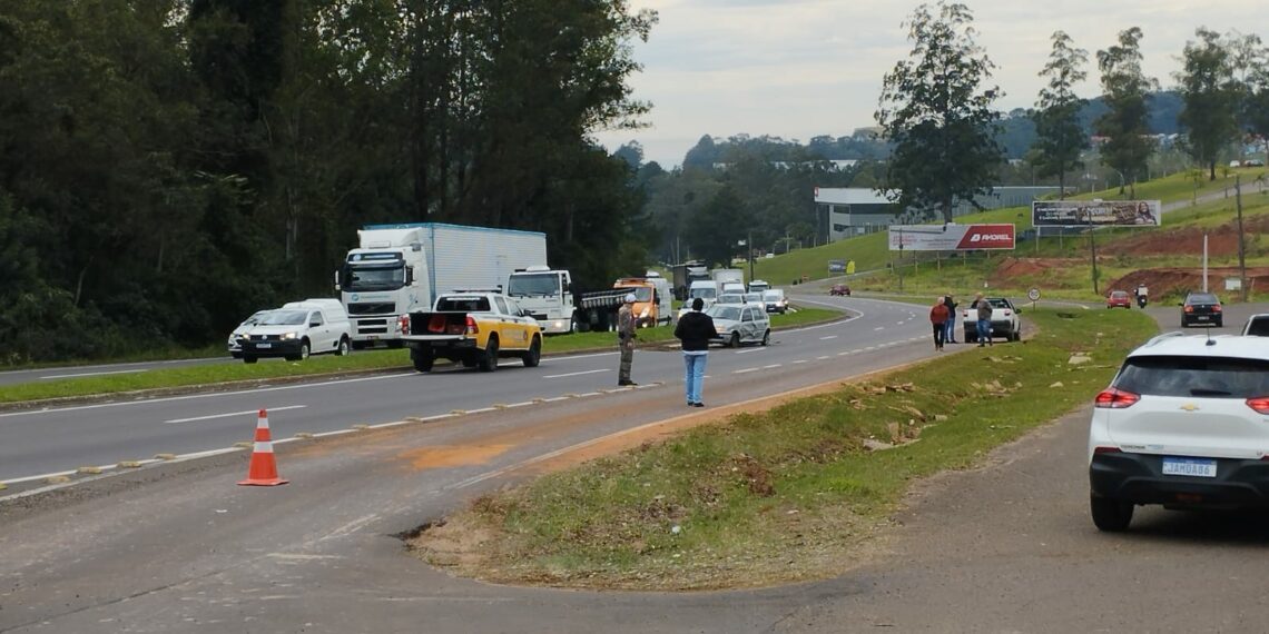 Acidente de trânsito envolvendo dois veículos e um caminhão é registrado na RS-239