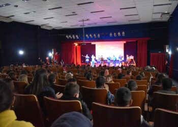 Criançada consciente com peça de teatro sobre a dengue em Nova Hartz