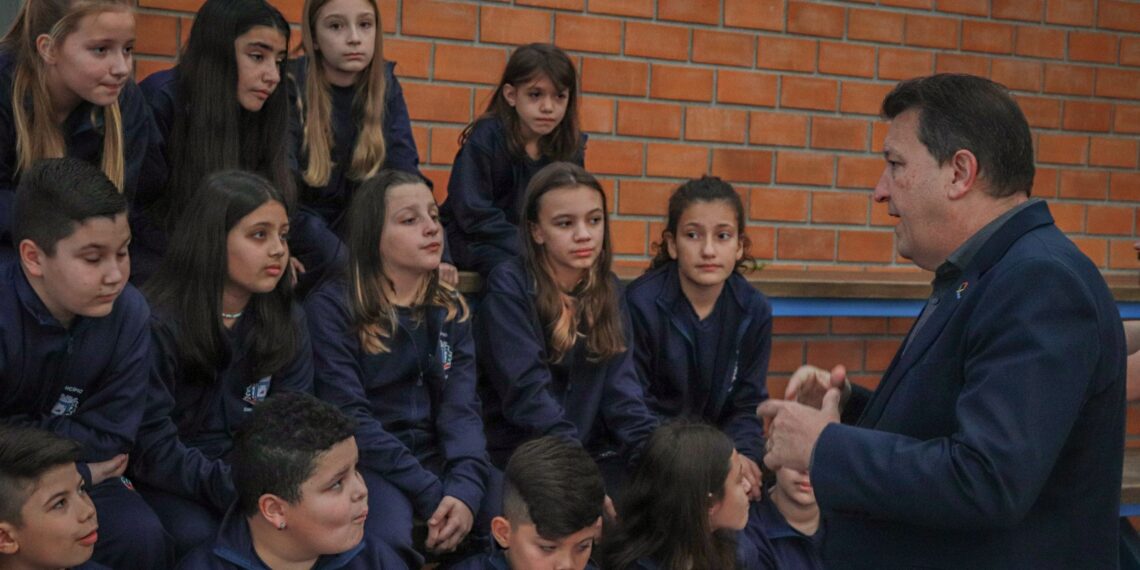 Estudantes do ensino fundamental recebem uniformes em Campo Bom