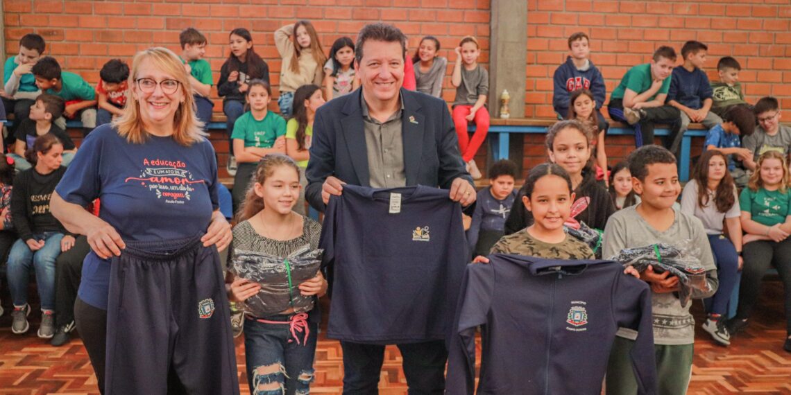 Estudantes do ensino fundamental recebem uniformes em Campo Bom