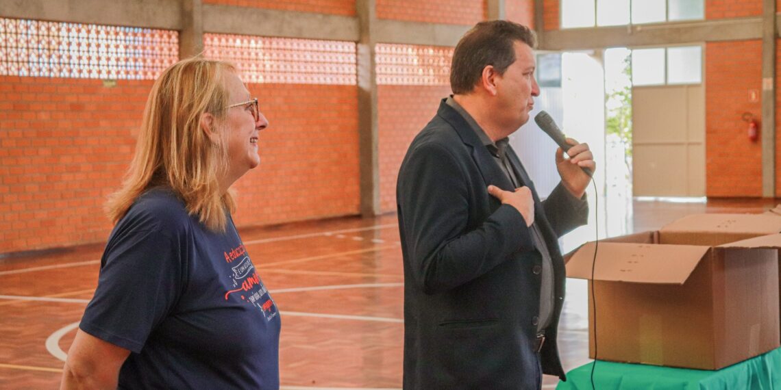 Estudantes do ensino fundamental recebem uniformes em Campo Bom