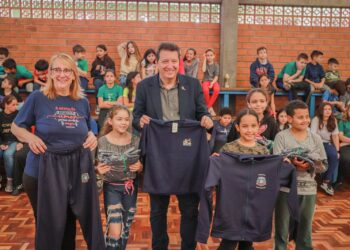 Estudantes do ensino fundamental recebem uniformes em Campo Bom
