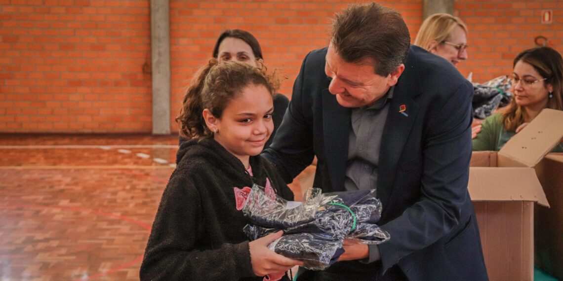 Estudantes do ensino fundamental recebem uniformes em Campo Bom