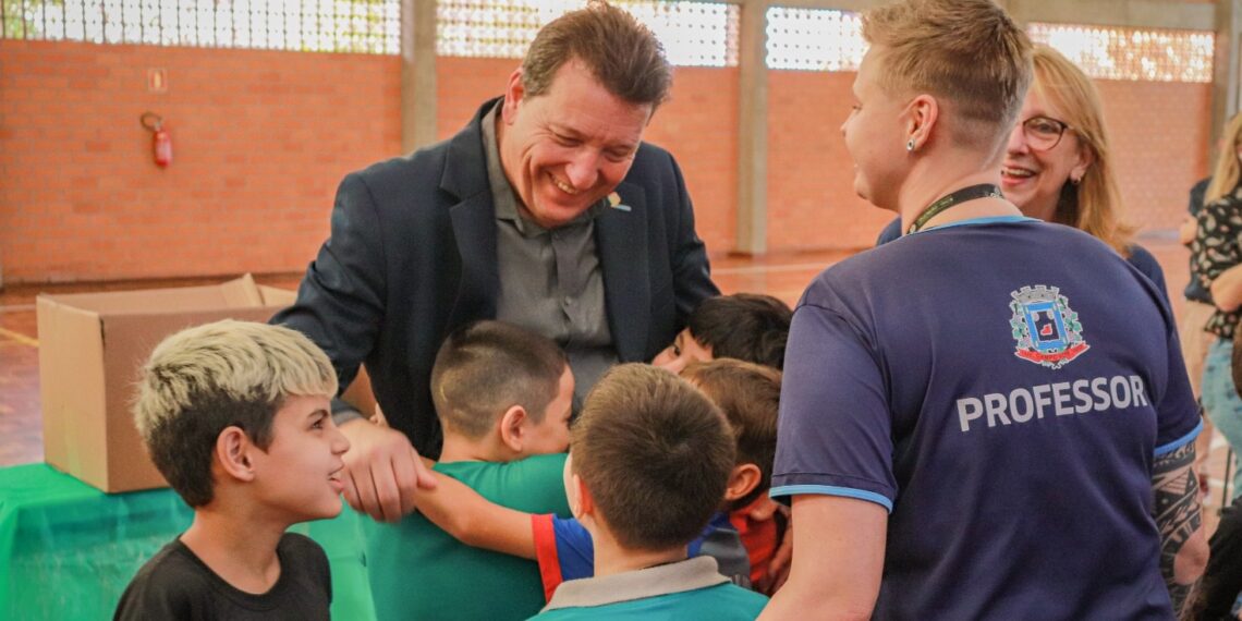 Estudantes do ensino fundamental recebem uniformes em Campo Bom