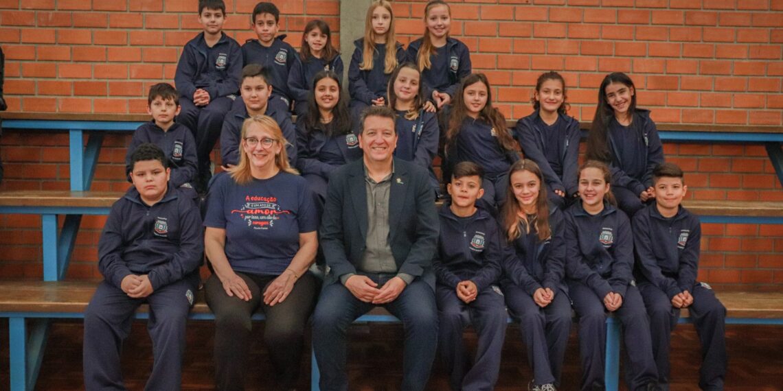 Estudantes do ensino fundamental recebem uniformes em Campo Bom