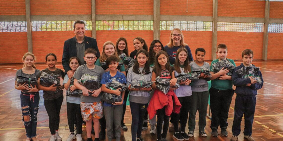 Estudantes do ensino fundamental recebem uniformes em Campo Bom