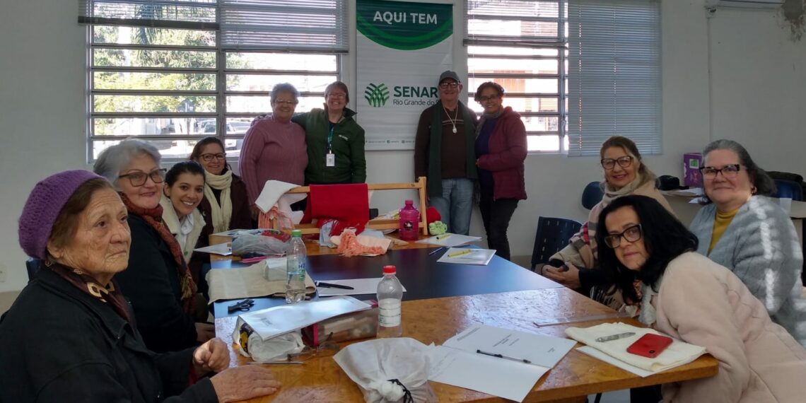 Artesãs aprendem macramê em curso gratuito na Casa do Artesão de Campo Bom