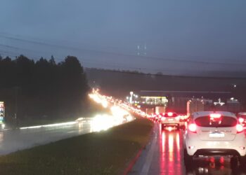 Remoção de caminhão que saiu da pista causa congestionamento na RS-239, em Campo Bom