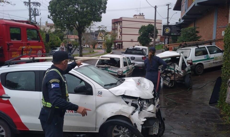 Carro desgovernado atinge outros quatro veículos estacionados em Campo Bom