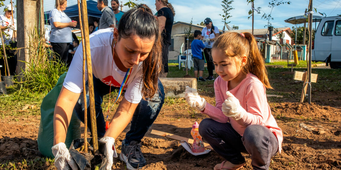 Alunos da Emef Emílio Vetter e Emei Sempre Viva participam de plantio de árvores em Campo Bom
