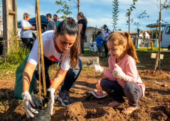 Alunos da Emef Emílio Vetter e Emei Sempre Viva participam de plantio de árvores em Campo Bom