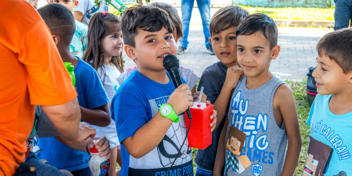 Alunos da Emef Emílio Vetter e Emei Sempre Viva participam de plantio de árvores em Campo Bom