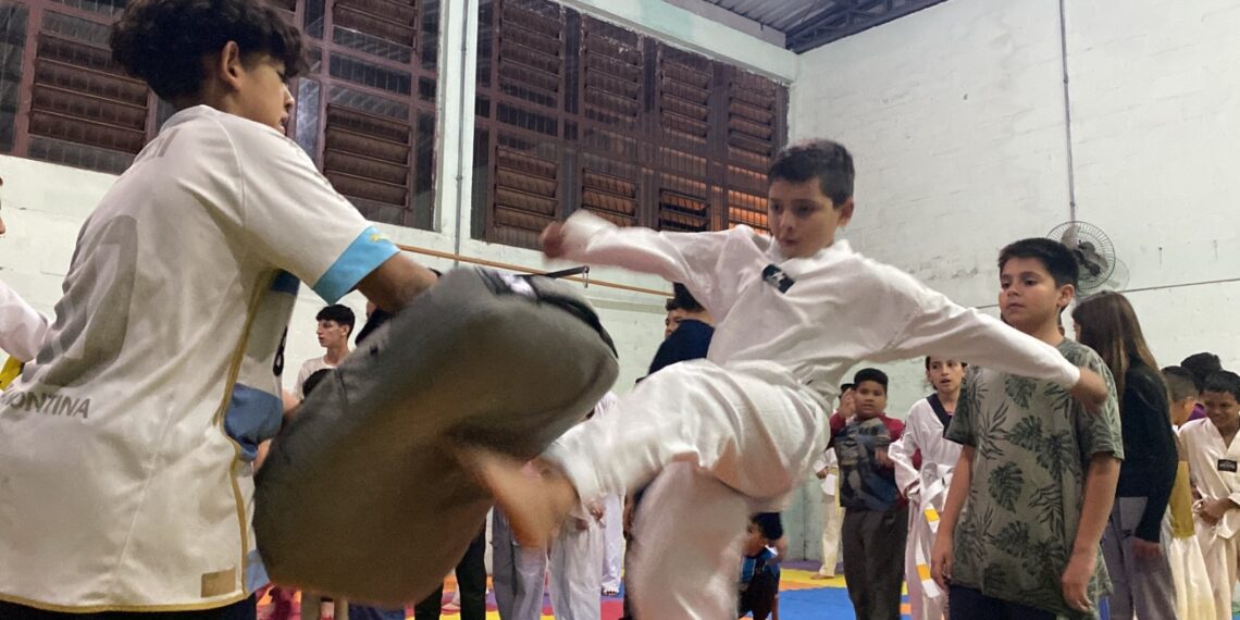 Crianças aprendem taekwondo em projeto social de Sapiranga