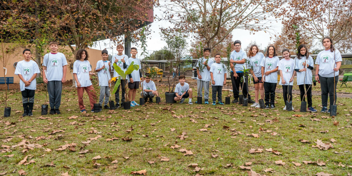 Alunos do 6º ano da Emef Cei de Campo Bom plantam árvores frutíferas no terreno da escola