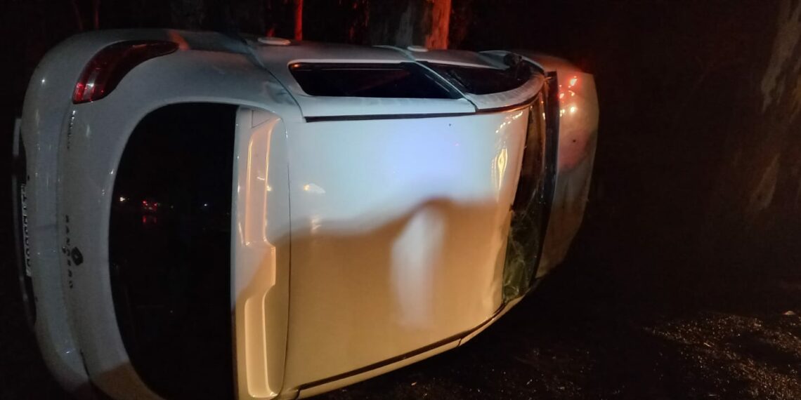 Carro capota na RS-239, em Araricá