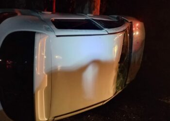 Carro capota na RS-239, em Araricá