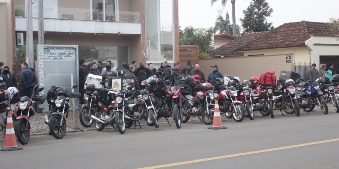 Amigos e familiares se despedem de motociclista que morreu após acidente de trânsito em Sapiranga