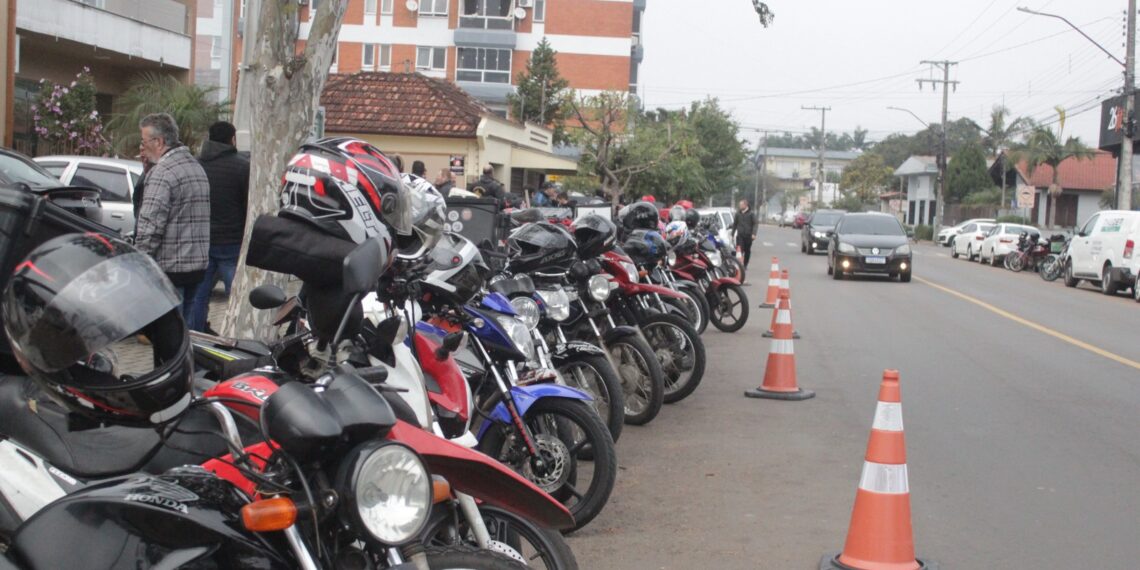 Amigos e familiares se despedem de motociclista que morreu após acidente de trânsito em Sapiranga