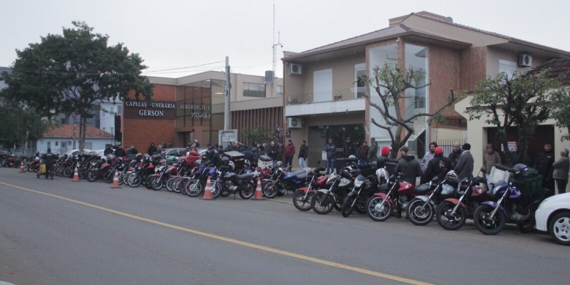 Amigos e familiares se despedem de motociclista que morreu após acidente de trânsito em Sapiranga